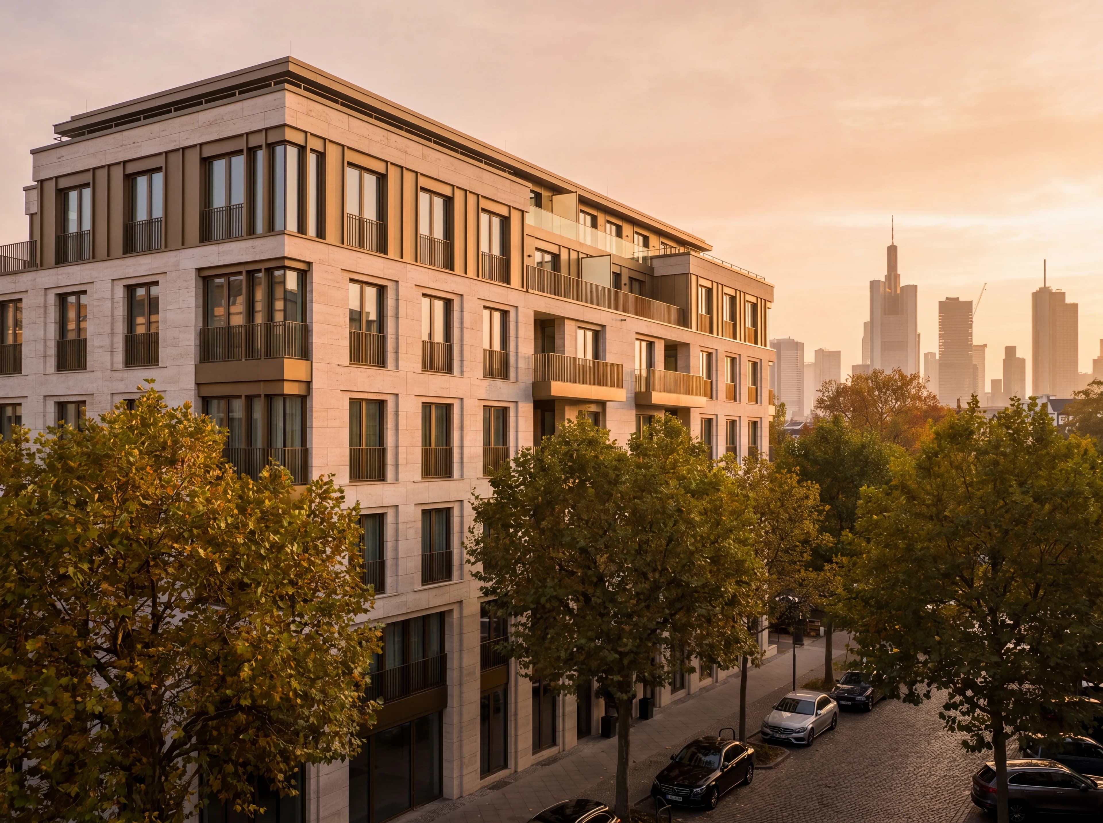 Premium-Wohnanlage im Frankfurter Westend im goldenen Abendlicht, Bankenskyline im Hintergrund